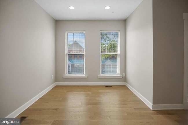 Building Photo - 621 Parkside Pl NE