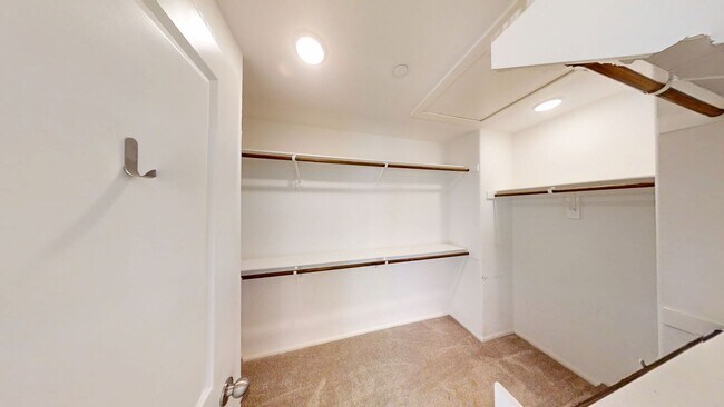 Building Photo - Beautiful 2 Story 4 Bedroom 3 Bathroom hom...