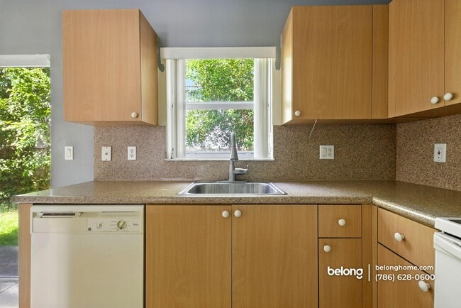 Building Photo - 2915 SE 15th Terrace