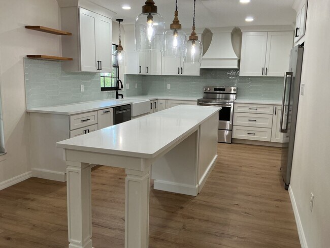 Building Photo - Remodeled 3BR/2BA Home with Pool & Screene...
