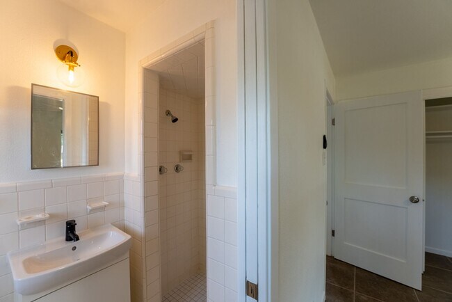 Building Photo - Hidden Gem | 4 bed 3 bath home in highly sought after Windsor Park!!!