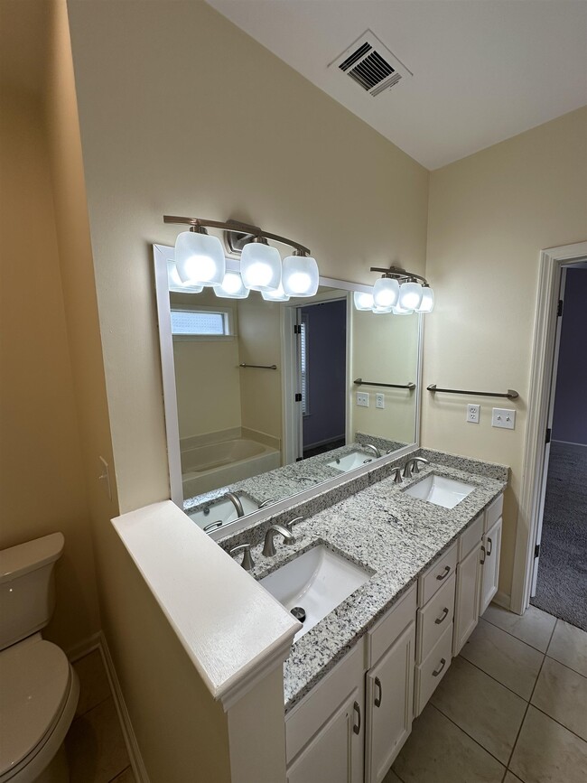 Building Photo - 1093 River Isle Dr