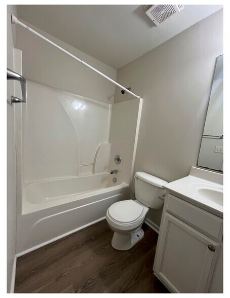 Building Photo - 517 W Market St