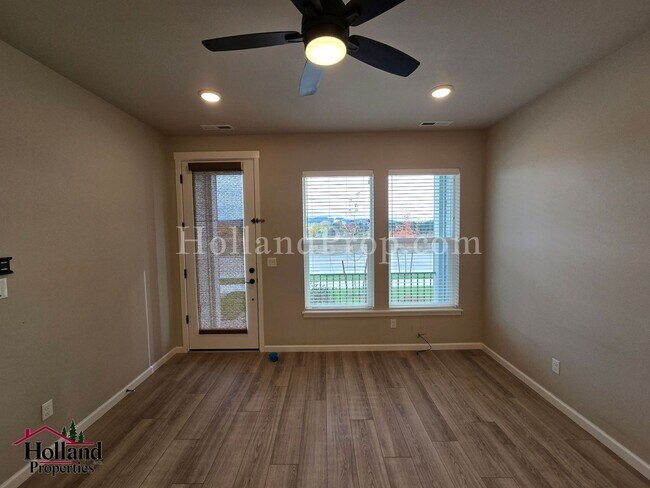 Building Photo - Charming 2-Bedroom, 2-Bath Home in a Prime Hillsboro Location *** Special offer of $150 on your f...