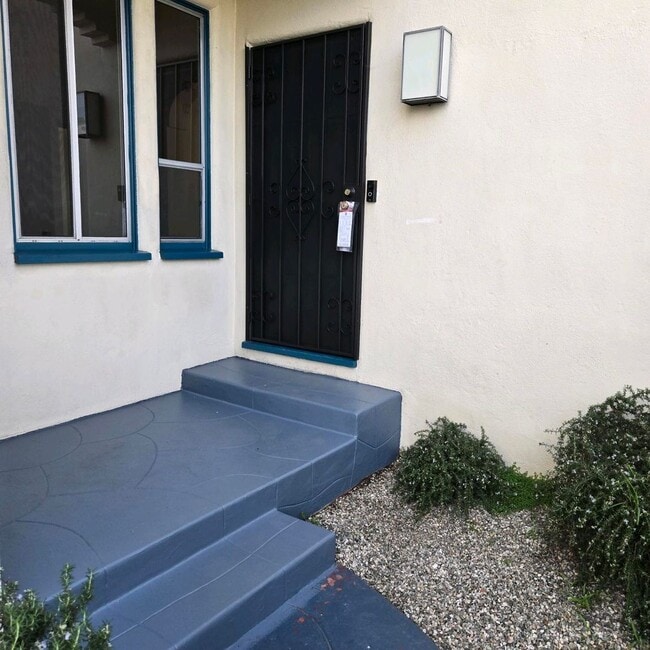 Building Photo - Large Fairfax area Lower Duplex