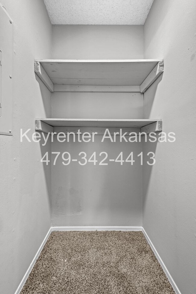 Building Photo - Newly Renovated Duplex in West Fayetteville!