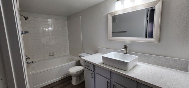 Building Photo - Silverado Ranch Condo!