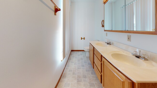 upper half bath - 1403 Jack Pine Dr