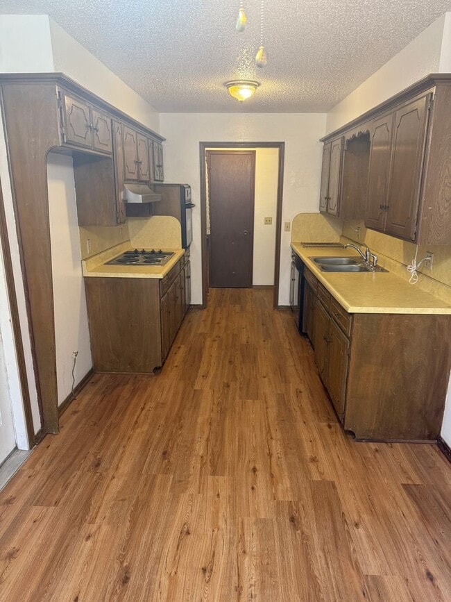 Building Photo - For Rent - Charming 3 bedroom home in Yukon!