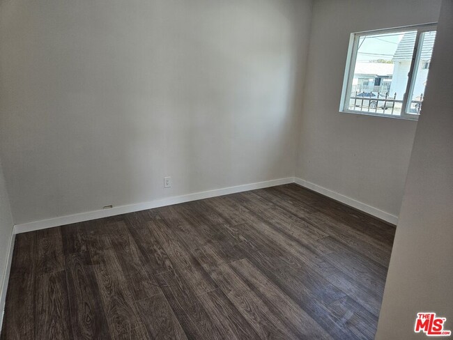 Building Photo - 263 E 84th Pl