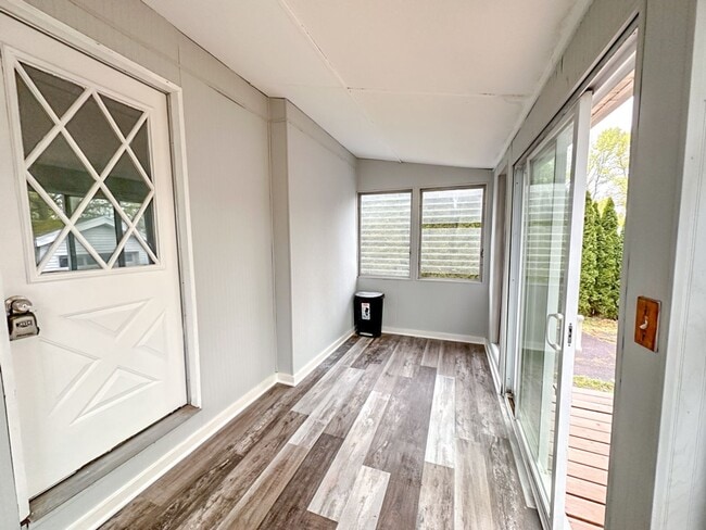 Building Photo - Lovely 3-bed Single Family Home in Hamden! Gorgeous Hardwood Floors throughout!