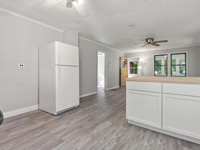 Building Photo - Adorable Lake Como Home Now Available!