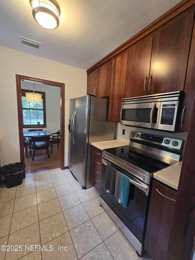 Building Photo - 5851 Clifton Ave