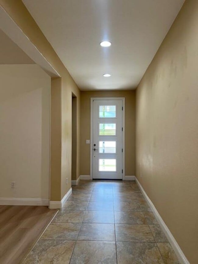 Building Photo - STUNNING & SPACIOUS 4 BEDROOM IN W. ROSEVI...