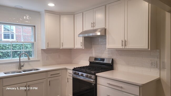 Building Photo - 2922 Hostetler St