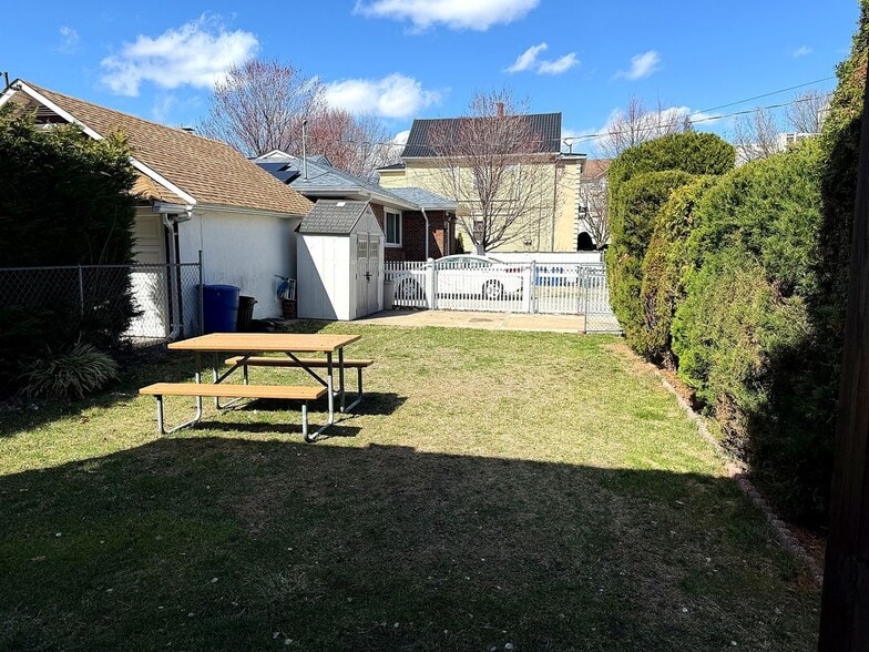 Building Photo - 47 Lester St