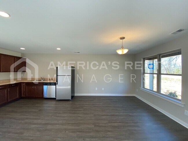 Building Photo - Home for Rent in Talladega, AL! View with 48 Hours Notice!