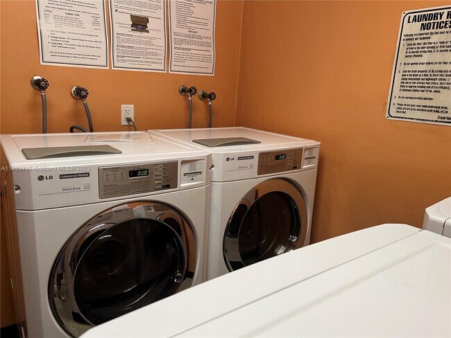 Building Photo - 2500 Parkview Dr