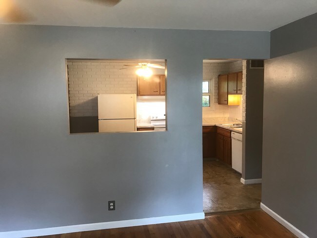 Living room looking at kitchen - 3251 Bayvue Blvd
