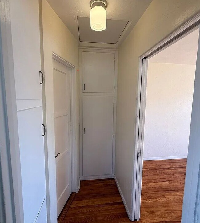 Building Photo - Kensington_Upper level Spacious 1Bed 1Bath reserved parking