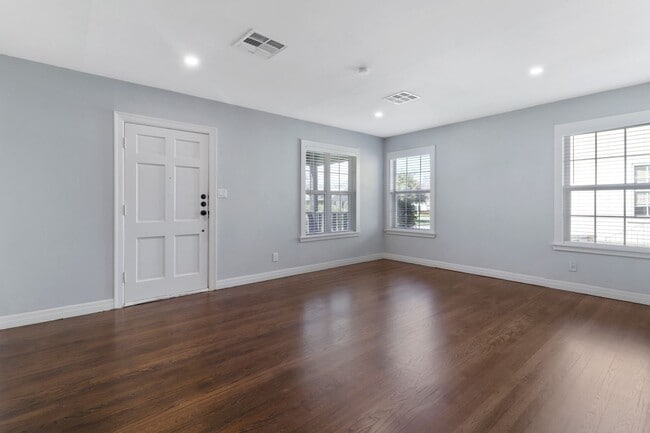 Building Photo - Completely Renovated Home Less Than 1 Mile From TCU