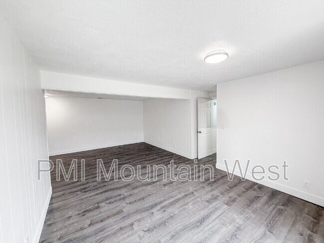 Building Photo - 1011 Claremont Dr