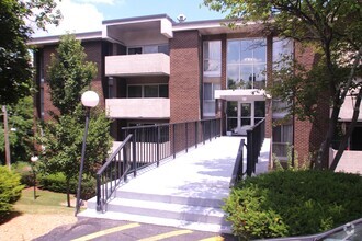 Building Photo - 1401 Charlemagne Cir