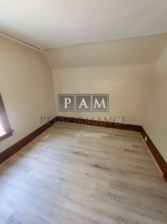 Building Photo - 1120 S 56th St