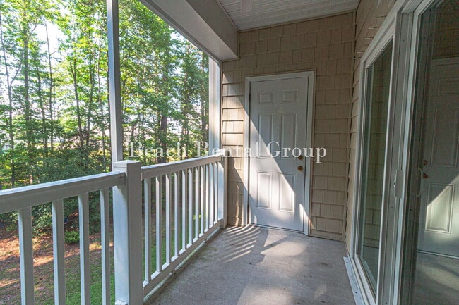 Building Photo - 3 Bedroom End Unit w/ Screened-In Balcony
