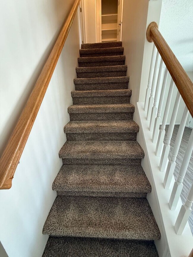 Building Photo - 3 bedroom, 1.5 bath Townhouse.