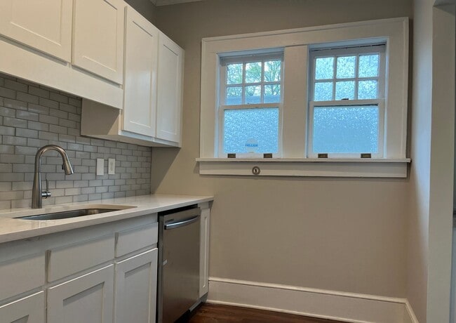 Building Photo - Very Spacious 2/2.5 Condo w/ Off-Street Pa...