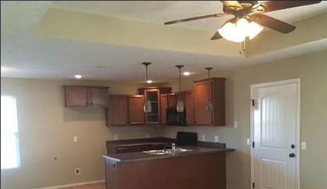 Building Photo - 3 Bed, 2Bath, 2 Car Garage, with Fenced in Yard!!
