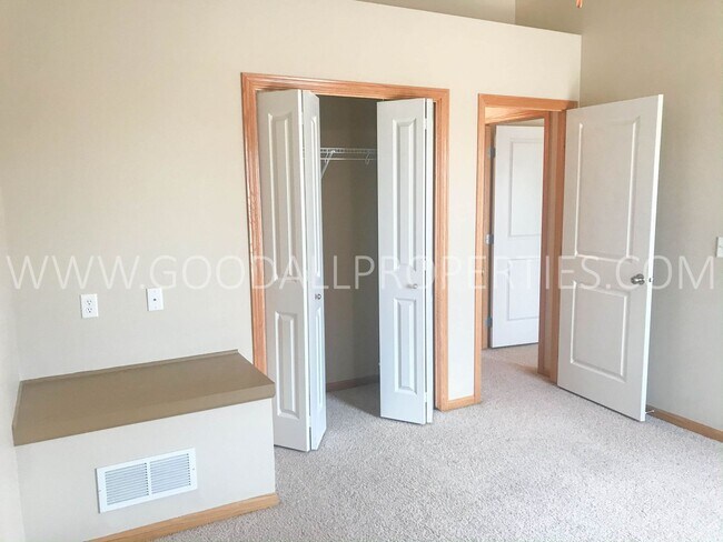 Building Photo - 2 Bedroom, 2.5 Bath Townhome in Urbandale with an attached two car garage.