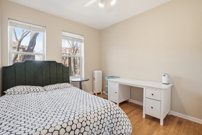 Building Photo - 7657 N Greenview Ave