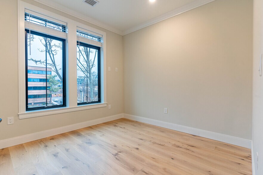 Building Photo - 158 Everett St