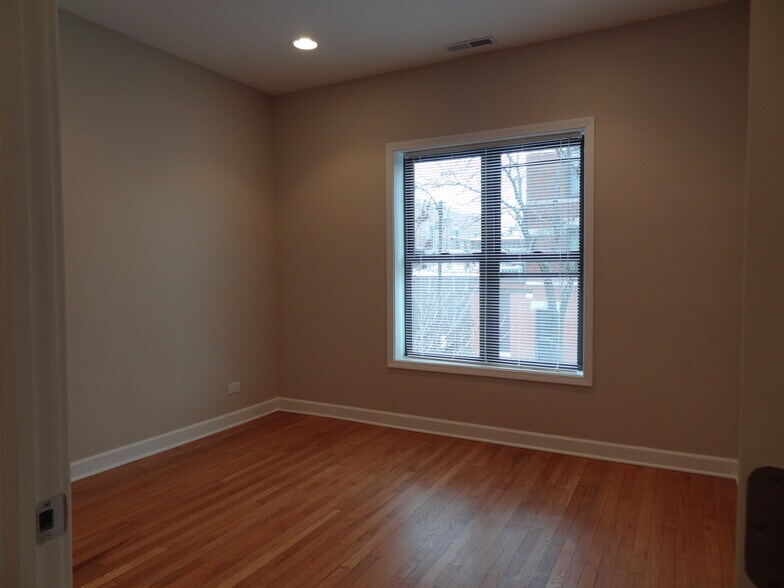 Building Photo - 1804 N Sheffield Ave