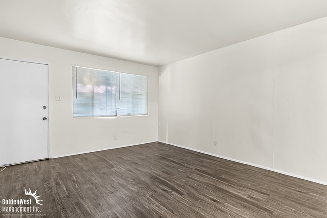 Building Photo - Charming 2Bdm 1Ba Apartment in Phoenix - MI Special