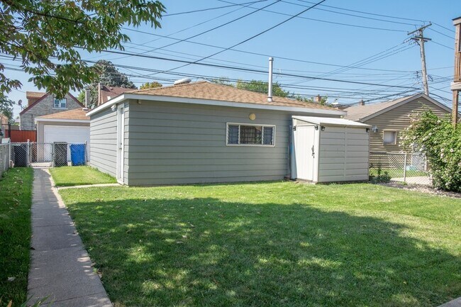 Building Photo - 5520 S Pulaski Rd