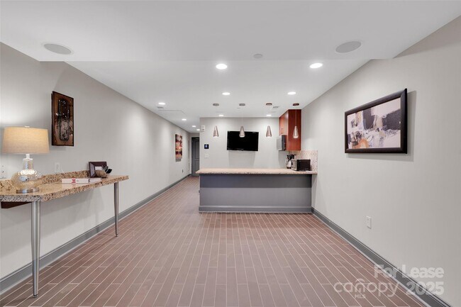 Building Photo - 701 Royal Ct
