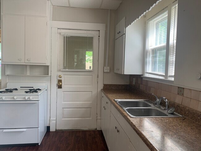 Building Photo - 615 W McClure Ave