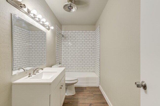 Building Photo - 1702 E 2nd St