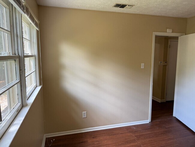 Building Photo - SELF TOURING AVAILABLE - Nice House with F...