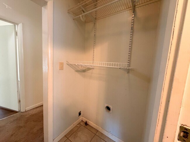 Building Photo - Come look at this 3-bedroom 1-bathroom home