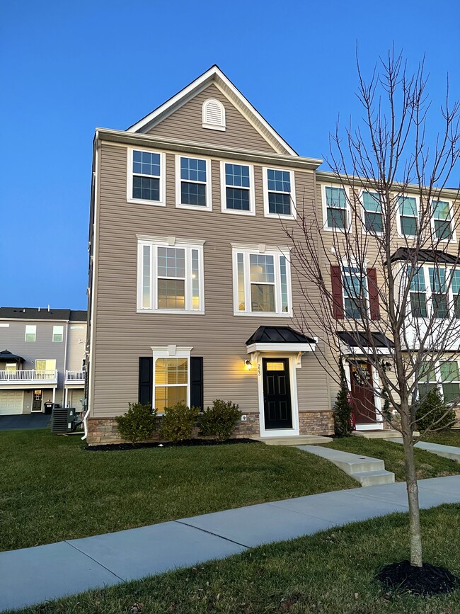 Building Photo - 223 Lake Seymour Dr