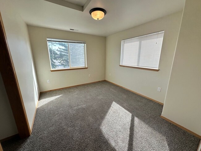 Building Photo - 4 Bedroom 3 Bathroom Home with Attached Garage, AC, and 2 Separate Living Areas!