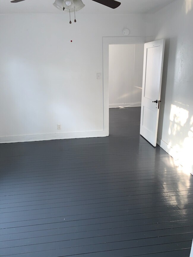 Building Photo - 628 W Ave A