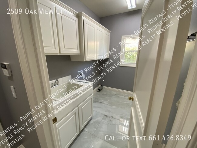 Building Photo - 2509 Oak View Ct