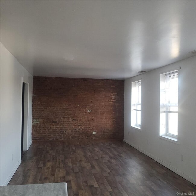 Building Photo - 8 Main St