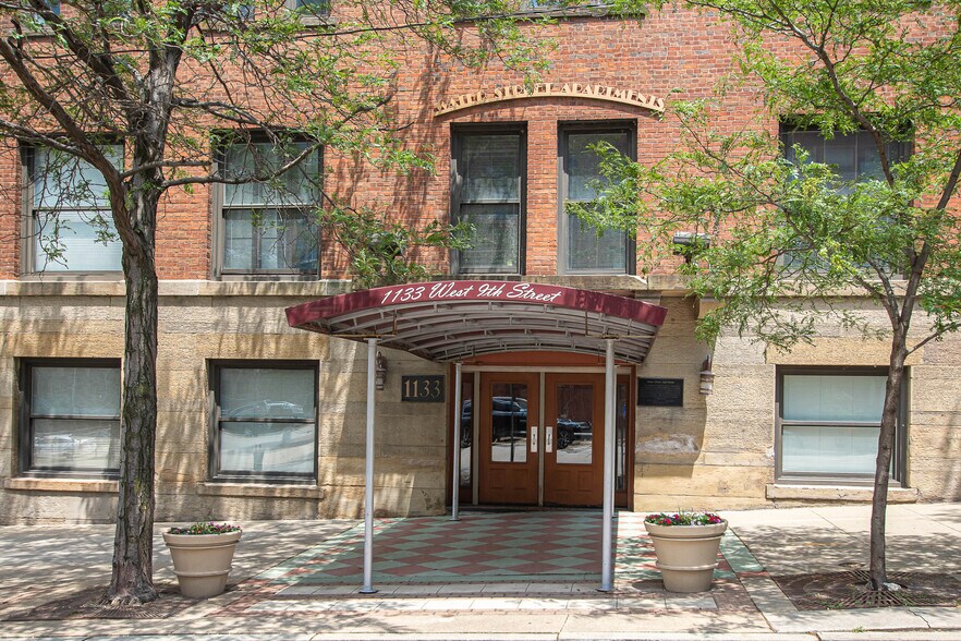 Building Photo - 1133 W 9th St