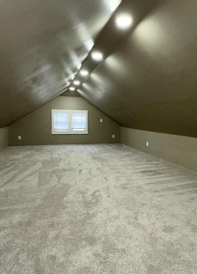 Building Photo - Don't Miss Out on this beautiful bungalow!